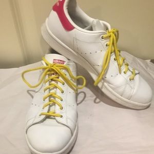 Adidas womens lace up Stan Smith white w/ magenta Sneakers yellow laces size 5.5